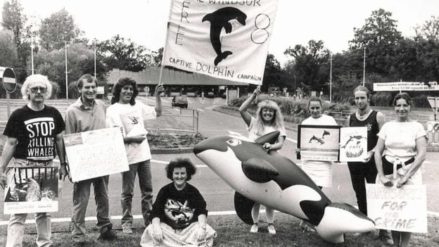 Campaigners at Windsor Safari Park in the 1980s © Marine Connection